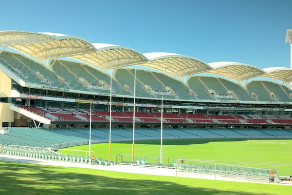 Adelaide Oval som omfatter moderne arkitektur