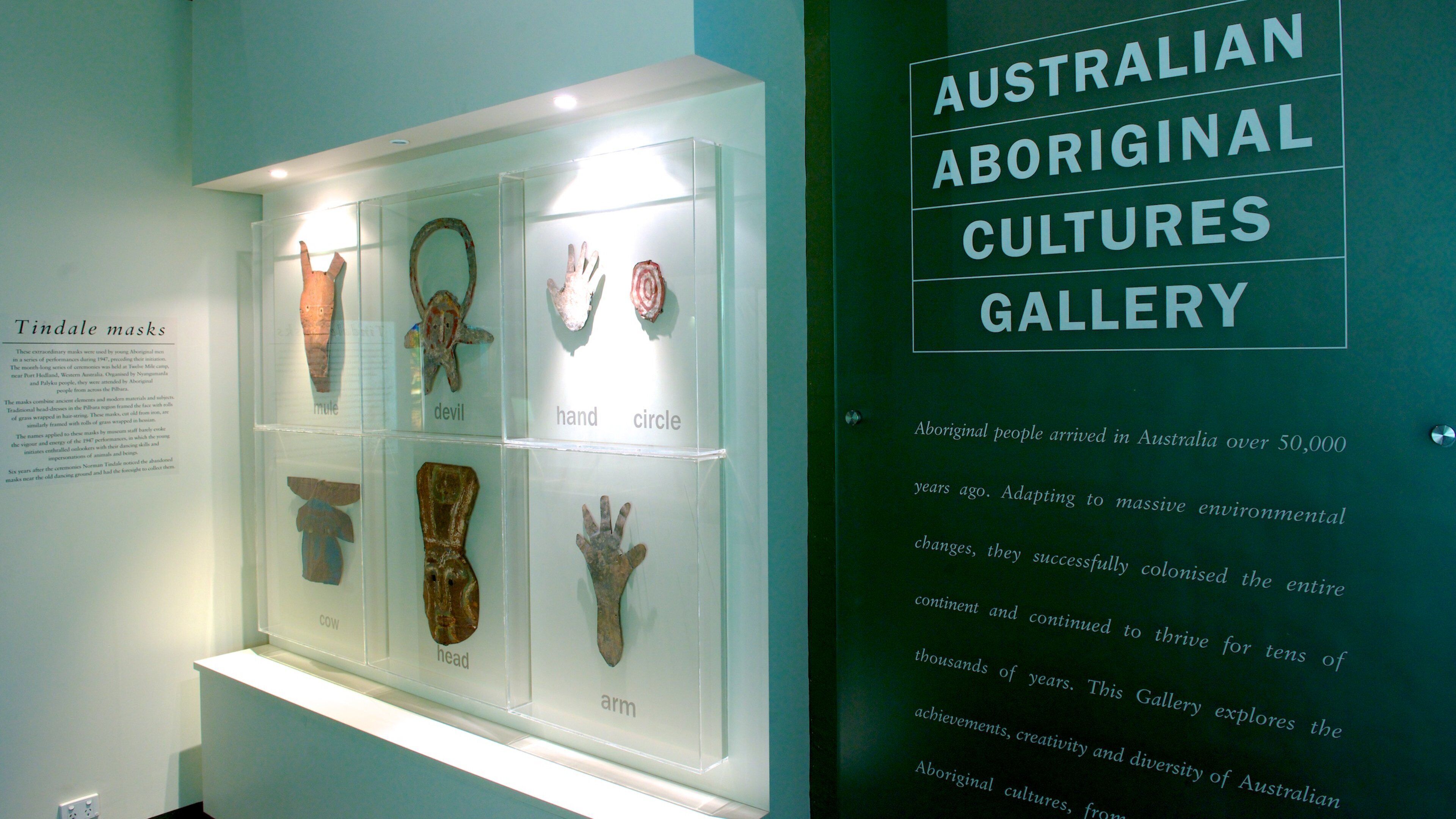 南オーストラリア博物館 フィーチャー 屋内の眺め と 標識