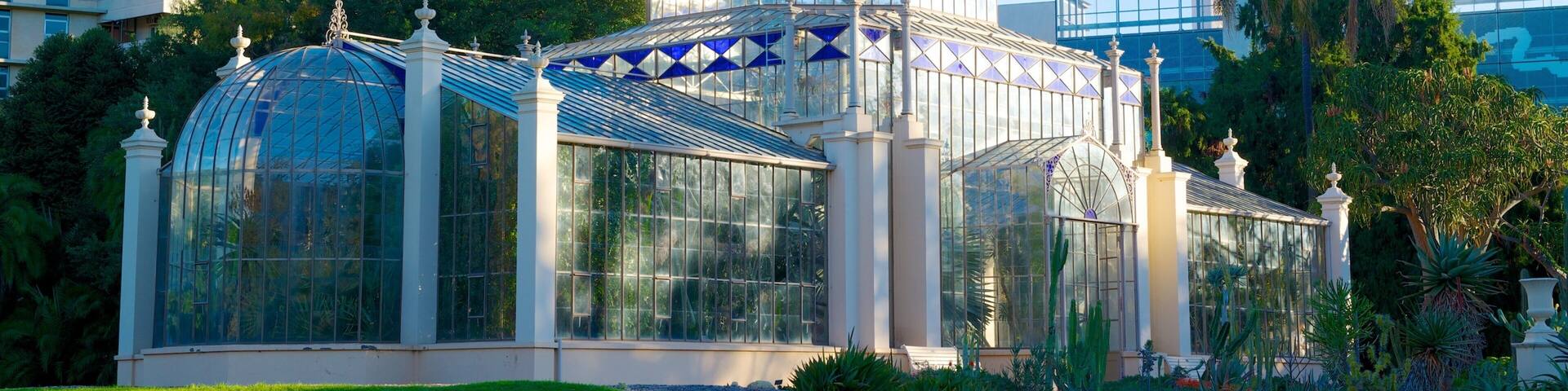 Adelaide Botanic Gardens mostrando arquitectura moderna y una ciudad