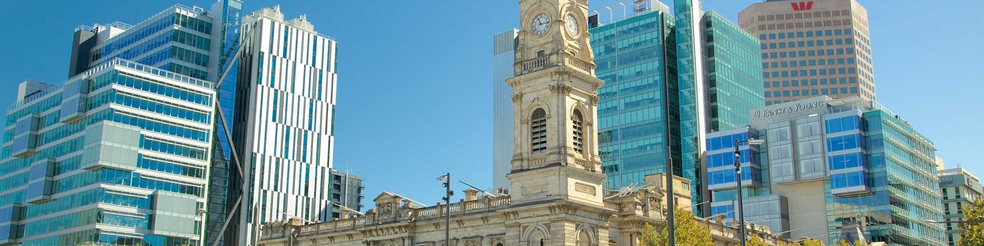 Victoria Square mostrando arquitectura patrimonial y una ciudad