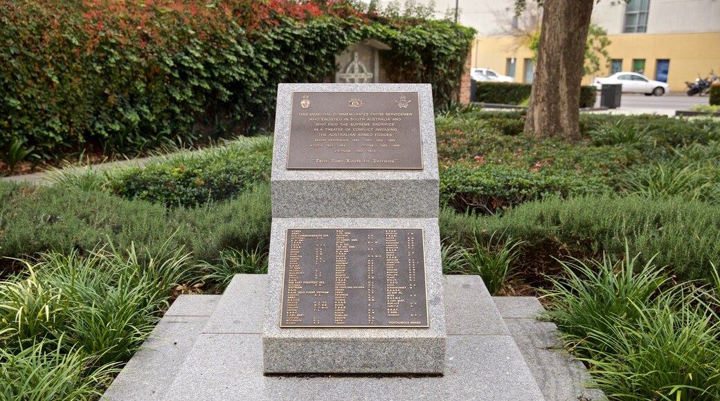 Adelaide War Memorial showing a park