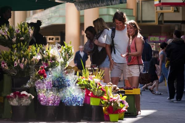 Rundle Mall das einen Blumen sowie Paar
