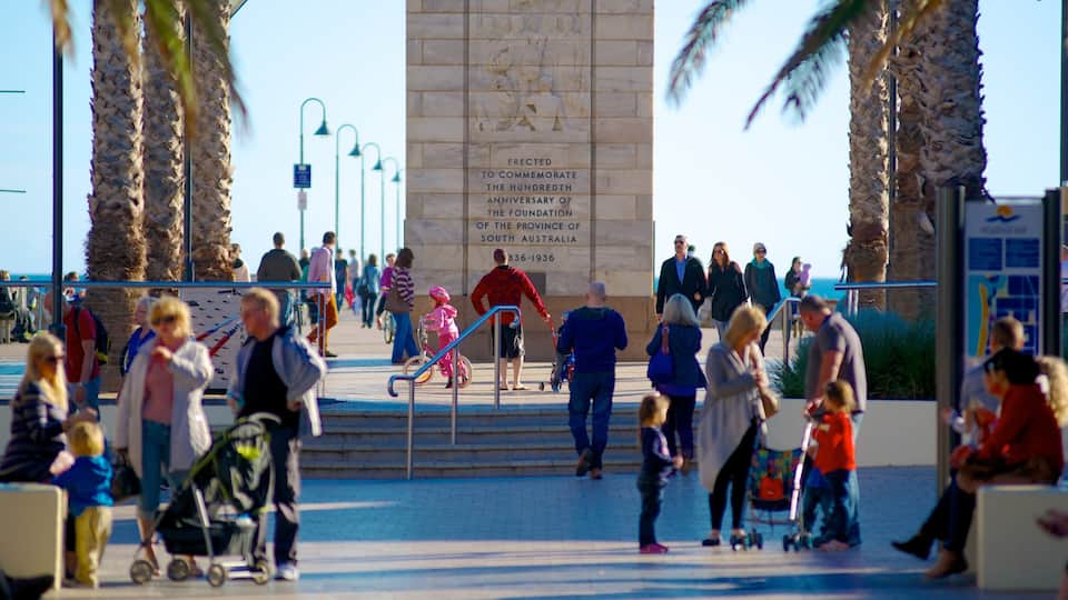 Uma praça pública movimentada com um grande monumento que comemora o centenário da fundação da Austrália do Sul.