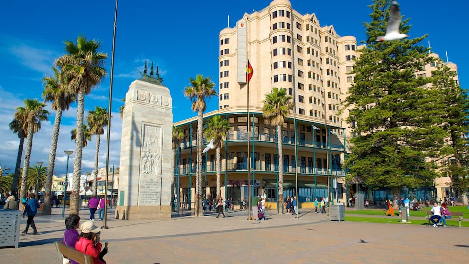 Um monumento histórico, um edifício com vários andares e um parque com pessoas.