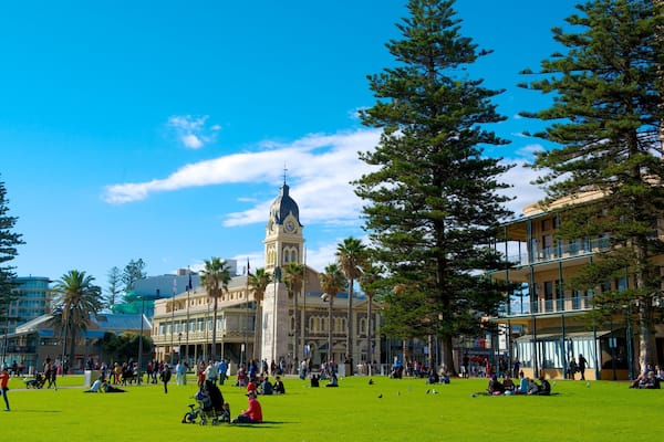 Adélaïde mettant en vedette parc et ville aussi bien que important groupe de personnes