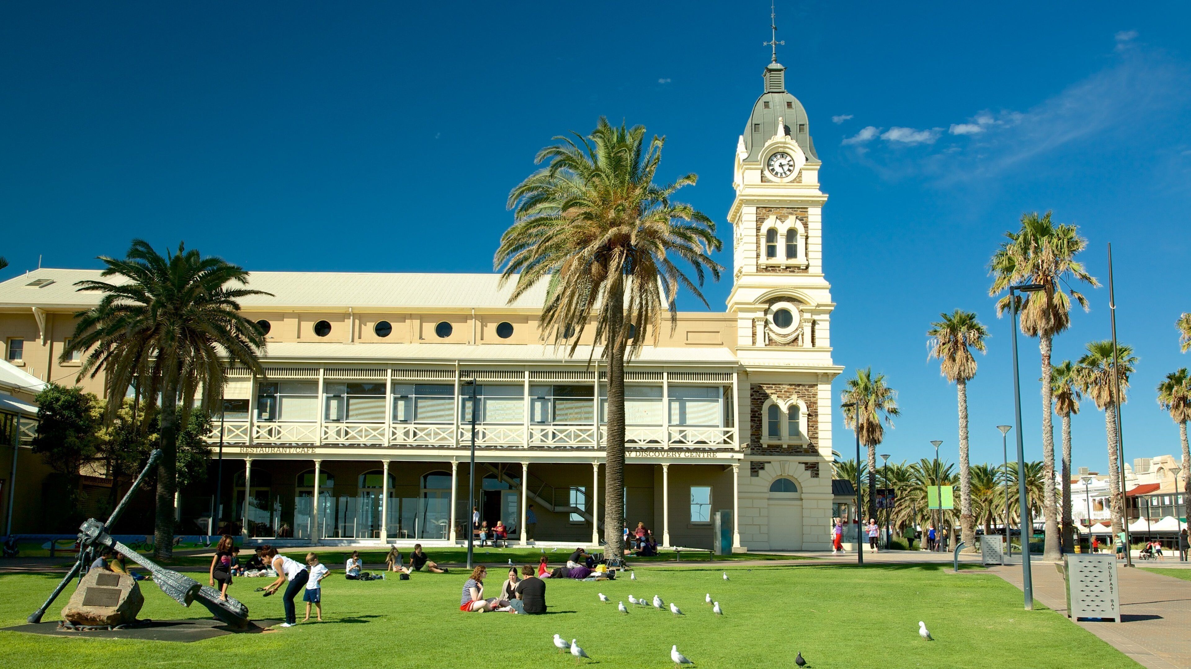 Glenelg Beach caracterizando piquenique, elementos de patrimônio e um parque