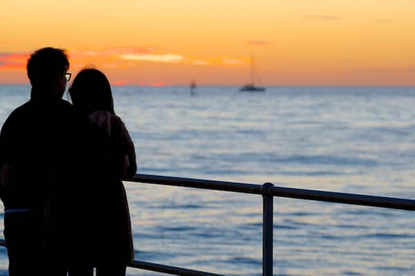 Glenelg Jetty toont algemene kustgezichten, een zonsondergang en vergezichten