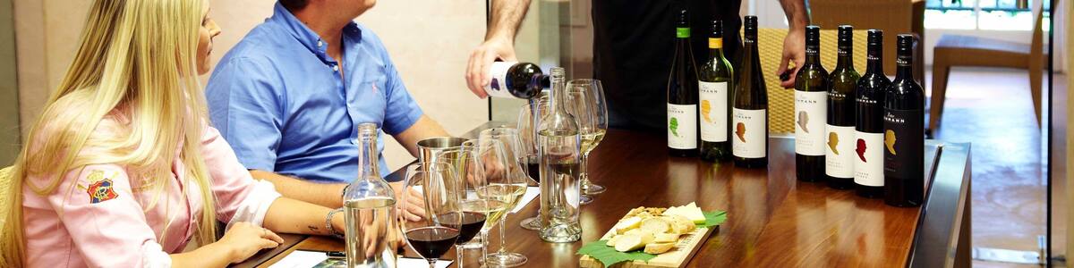 Peter Lehmann mit einem Drinks oder Getränke sowie kleine Menschengruppe