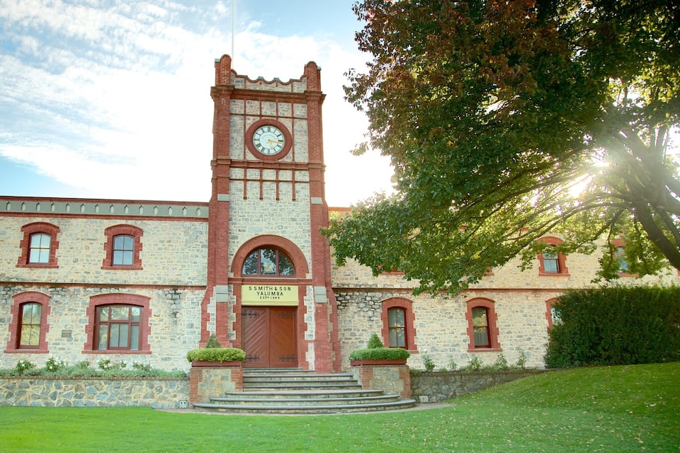 Edifici històric amb torre de l'ajuntament, façana de pedra i un rètol que diu "S. S. Smith & Son Yalumba Established 1849".