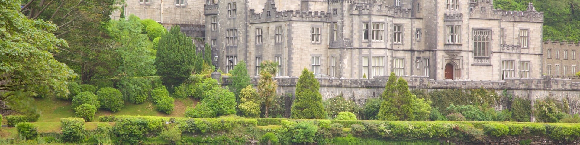Kylemore Abbey som visar historisk arkitektur, historiska element och chateau eller palats