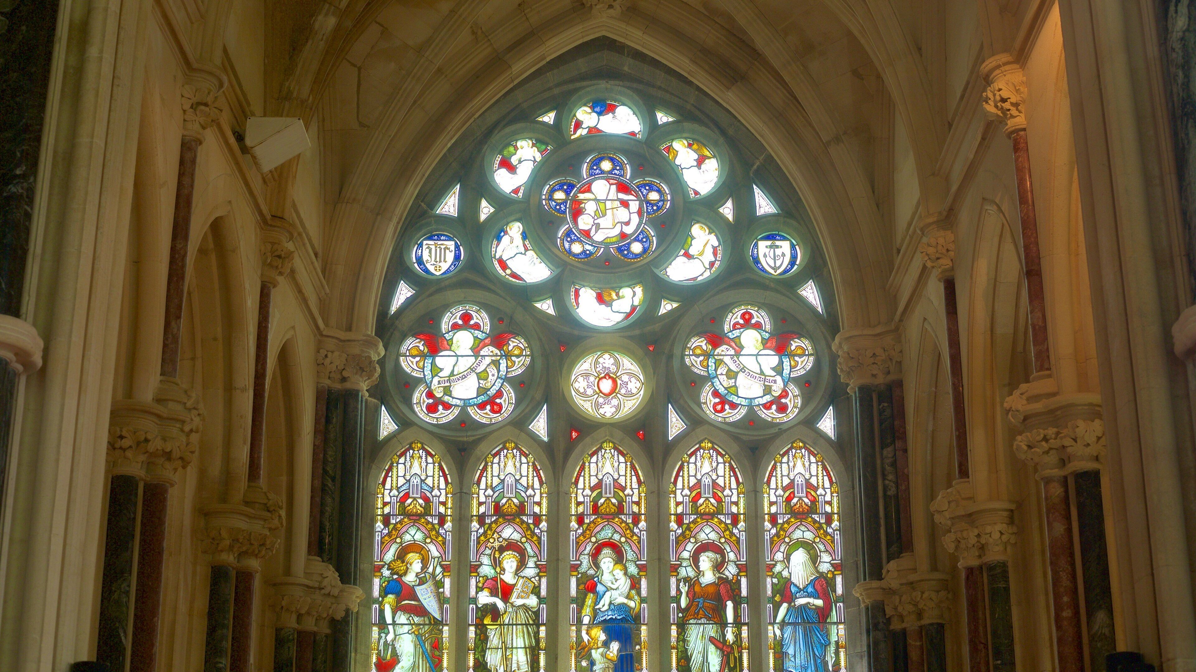 Tu viện Kylemore có tính năng cảnh nội thất, tôn giáo và nhà thờ