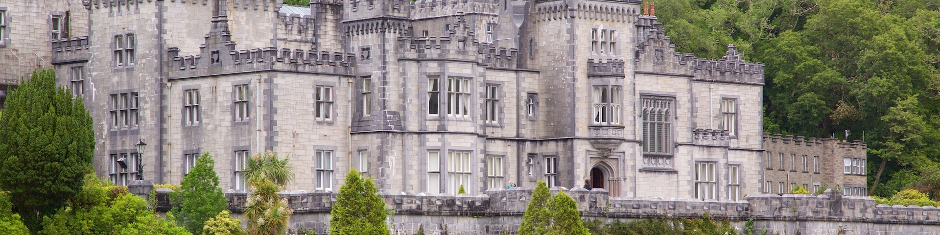 Kylemore Abbey mostrando elementos patrimoniales, arquitectura patrimonial y un río o arroyo