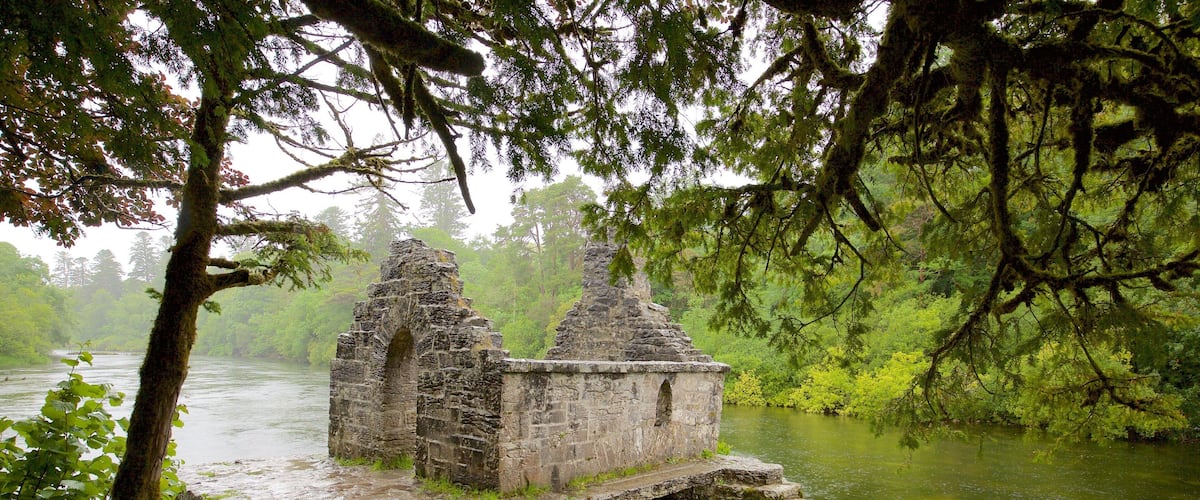 Abadía de Cong mostrando elementos del patrimonio, ruinas de edificios y un río o arroyo