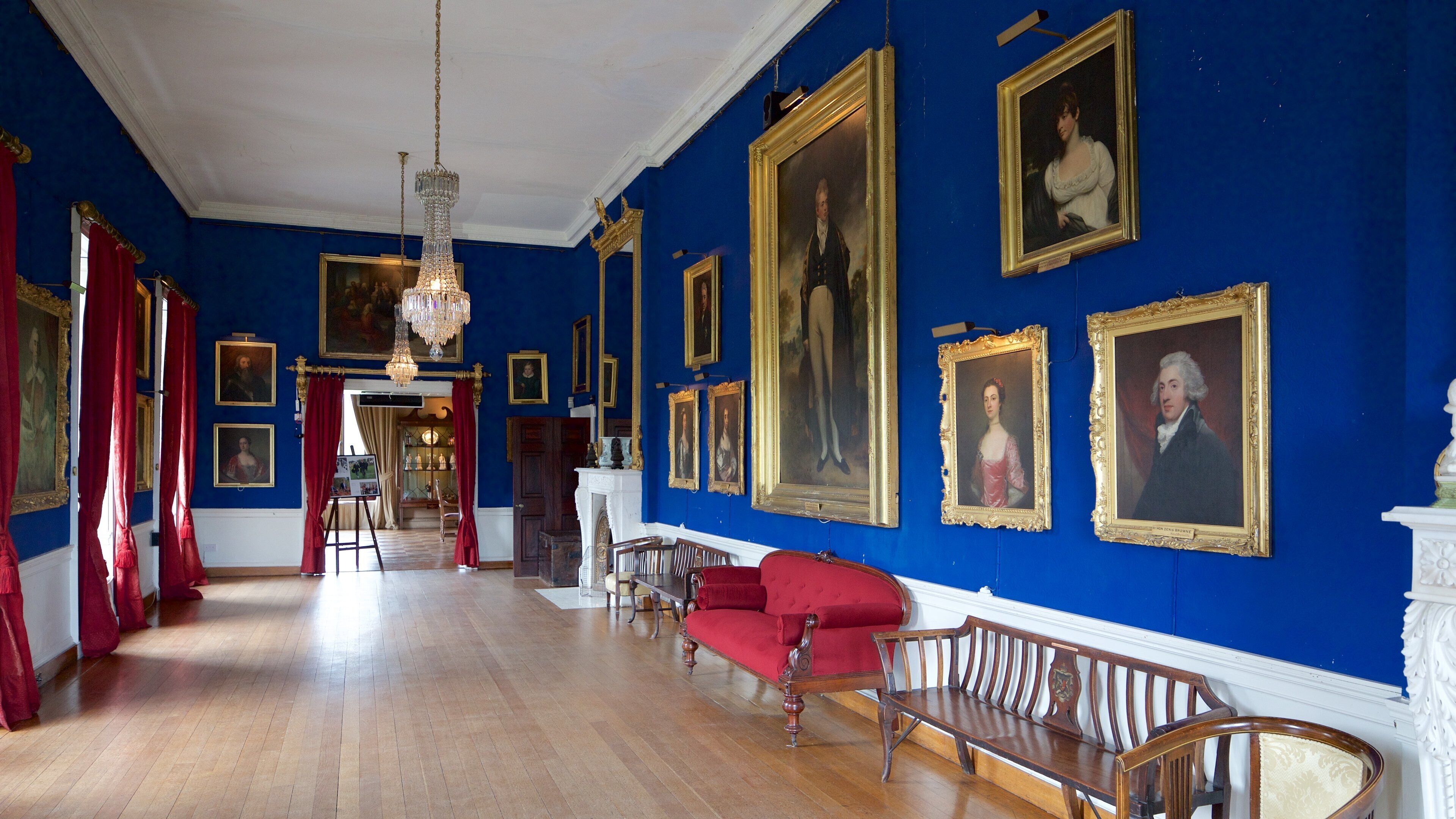 Westport House presenterar historiska element, ett slott och interiörer