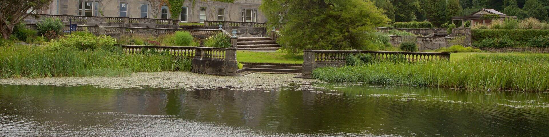 Westport House mostrando un río o arroyo, patrimonio de arquitectura y castillo o palacio