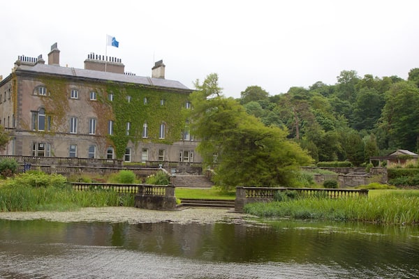 Westport House montrant patrimoine architectural, chĂąteau ou palais et riviĂšre ou ruisseau