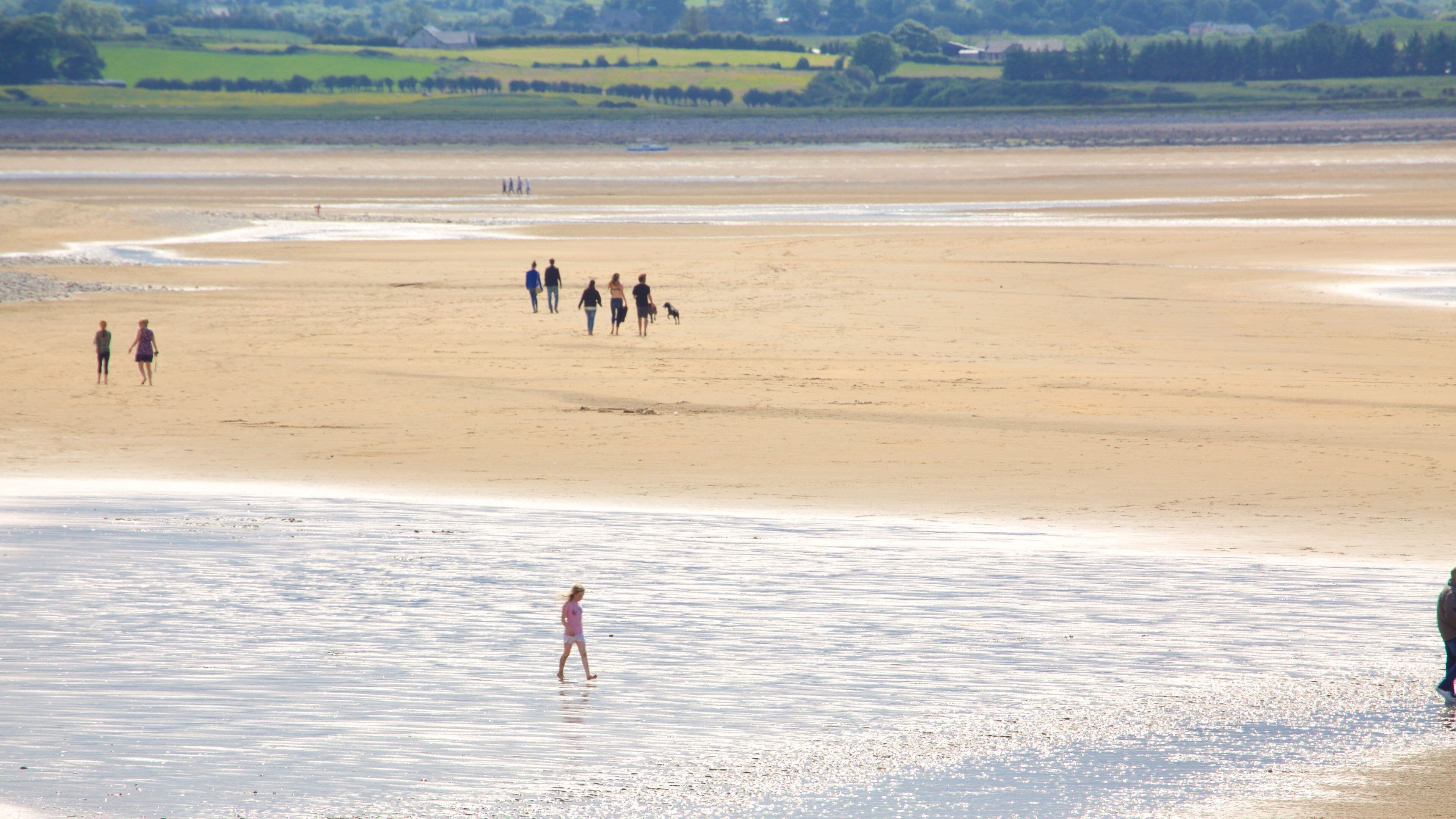Playa de Strandhill ofreciendo vistas generales de la costa y una playa de arena y también un pequeño grupo de personas