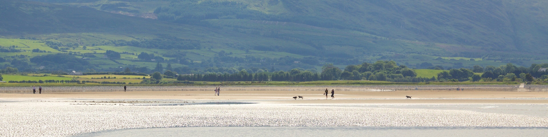 Playa de Strandhill que incluye una playa de arena y escenas tranquilas