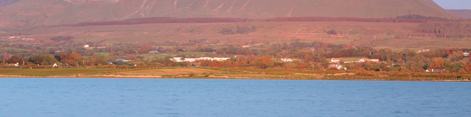 Ben Bulben montrant riviĂšre ou ruisseau et montagnes