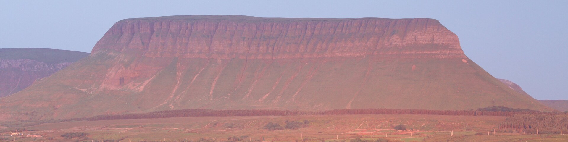 Ben Bulben che include fiume o ruscello e montagna