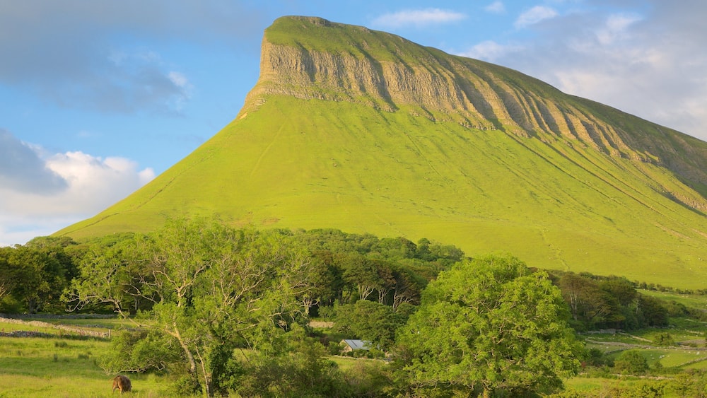 Ben Bulben mettant en vedette scĂšnes tranquilles et montagnes