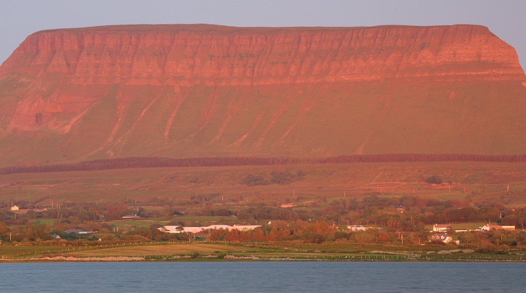 Ben Bulben fasiliteter samt elv eller bekk, fjell og solnedgang