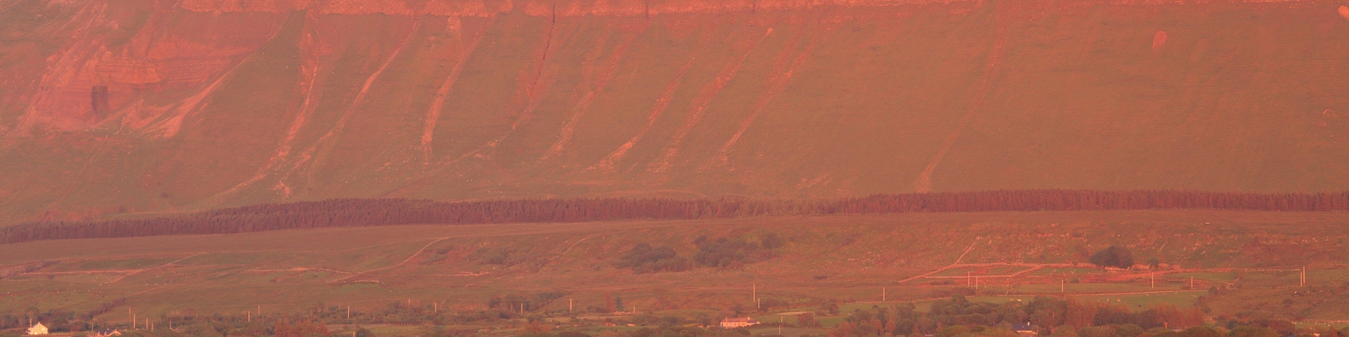 Ben Bulben das einen Berge, Fluss oder Bach und Sonnenuntergang