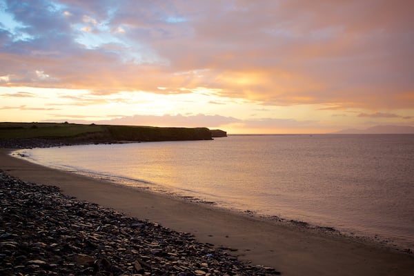 Streedagh Strand das einen allgemeine KĂŒstenansicht, Sonnenuntergang und Sandstrand