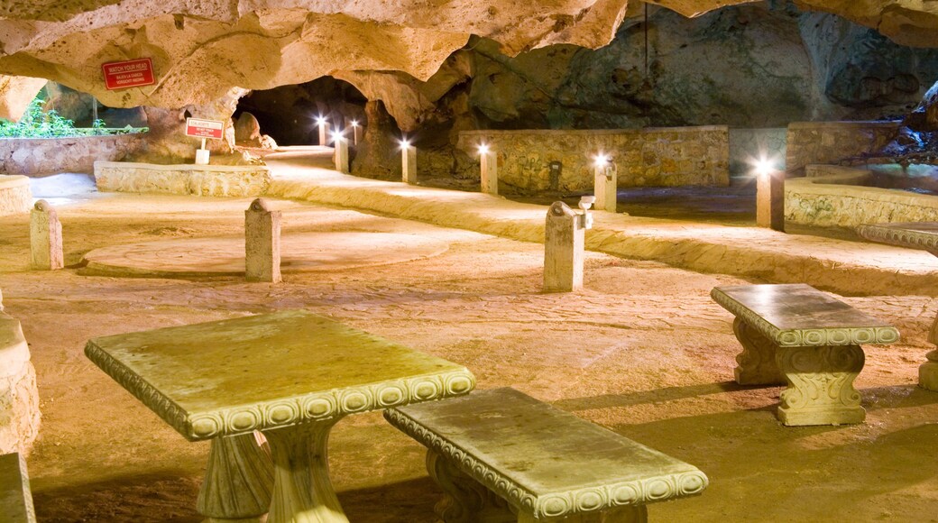 Green Grotto Caves qui includes grottes