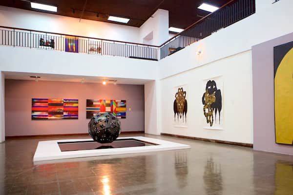 National Gallery of Jamaica welches beinhaltet Innenansichten und Kunst