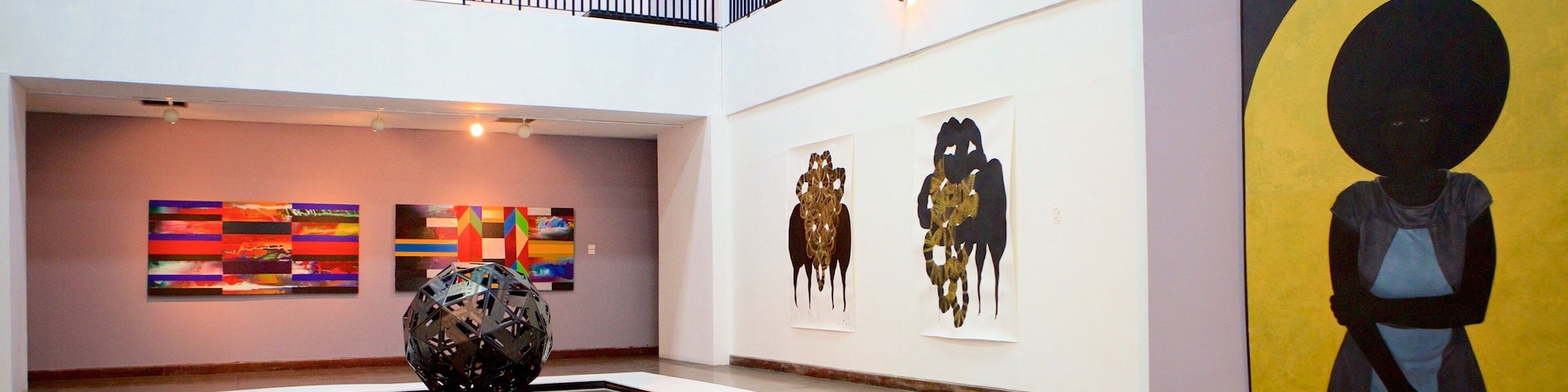 National Gallery of Jamaica mostrando vistas internas e arte