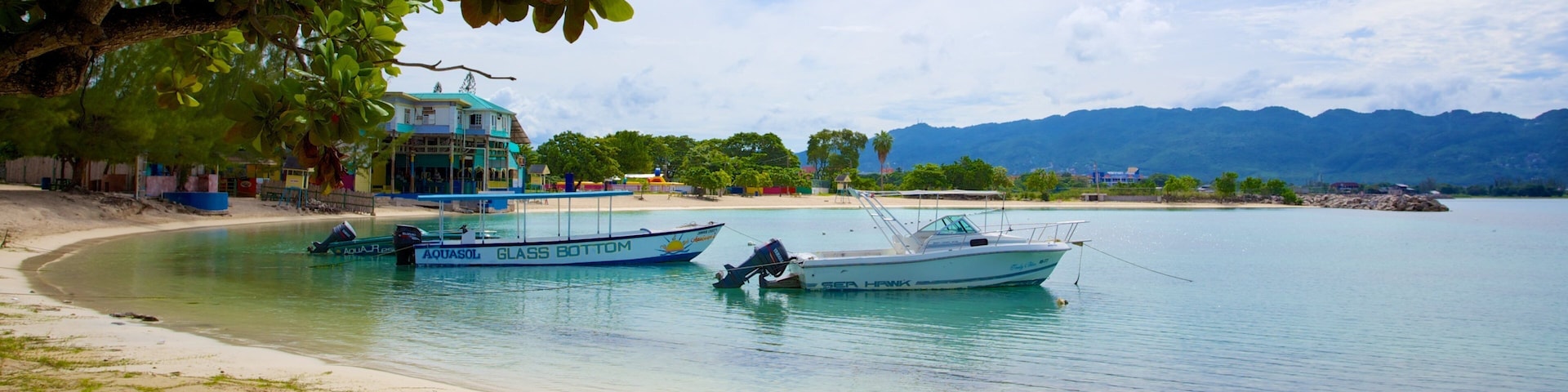 AquaSol Theme Park mostrando canoagem, uma praia de areia e paisagens litorâneas