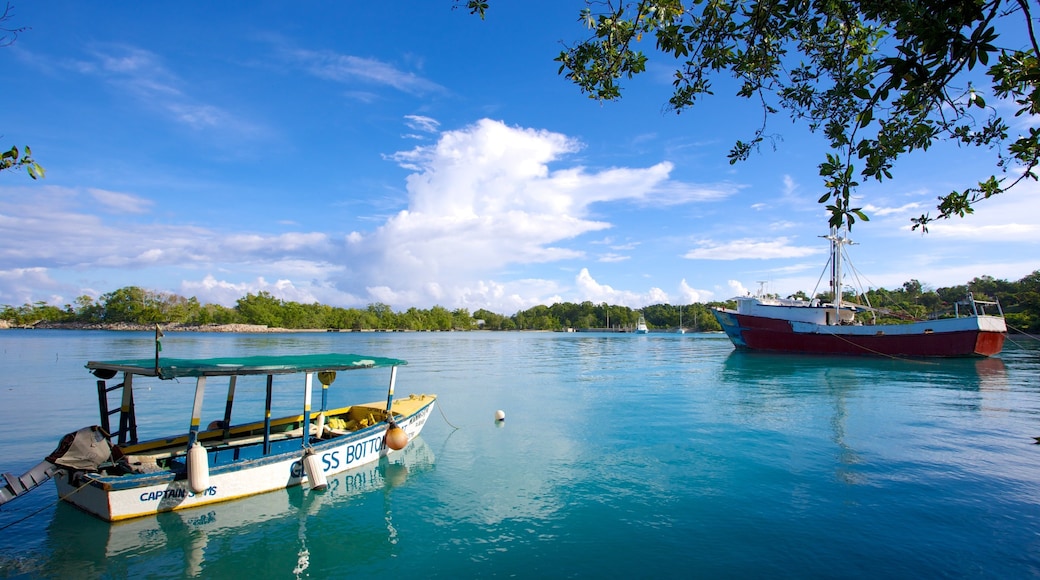 James Bond Beach presenterar en hamn eller havsbukt och båtkörning