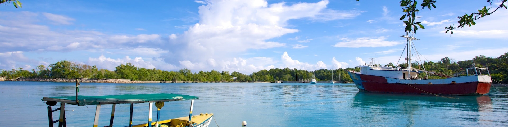 James Bond Beach que inclui uma baía ou porto e canoagem