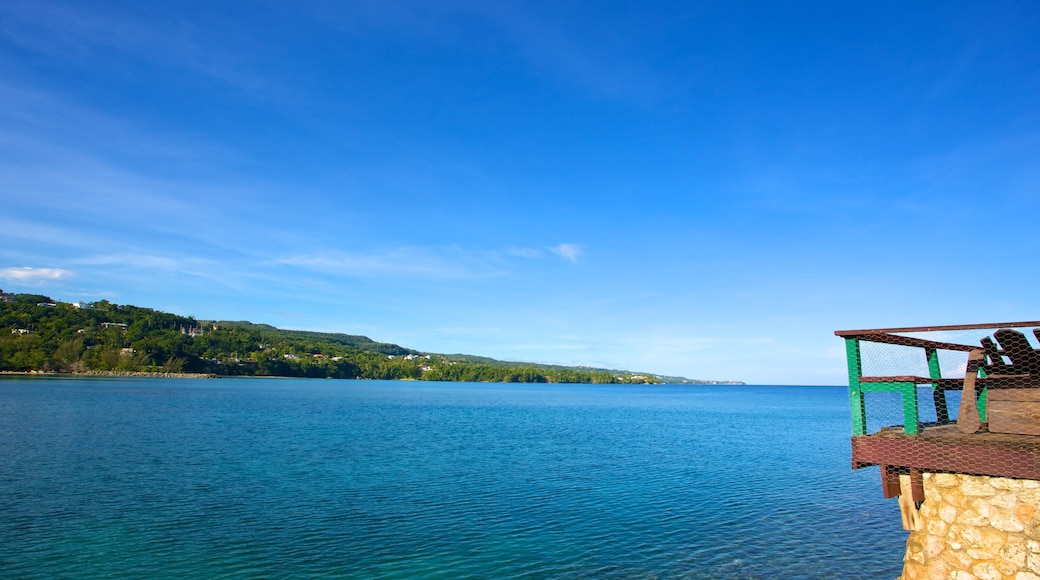 James Bond Beach presenterar en hamn eller havsbukt och utsikter