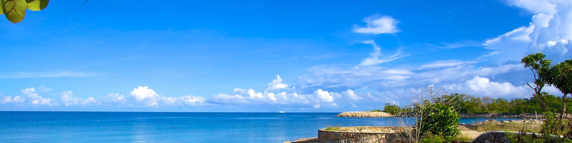 Playa de James Bond que incluye litoral rocoso