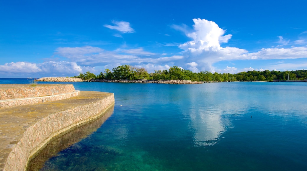 James Bond Beach som visar tropisk natur och en hamn eller havsbukt