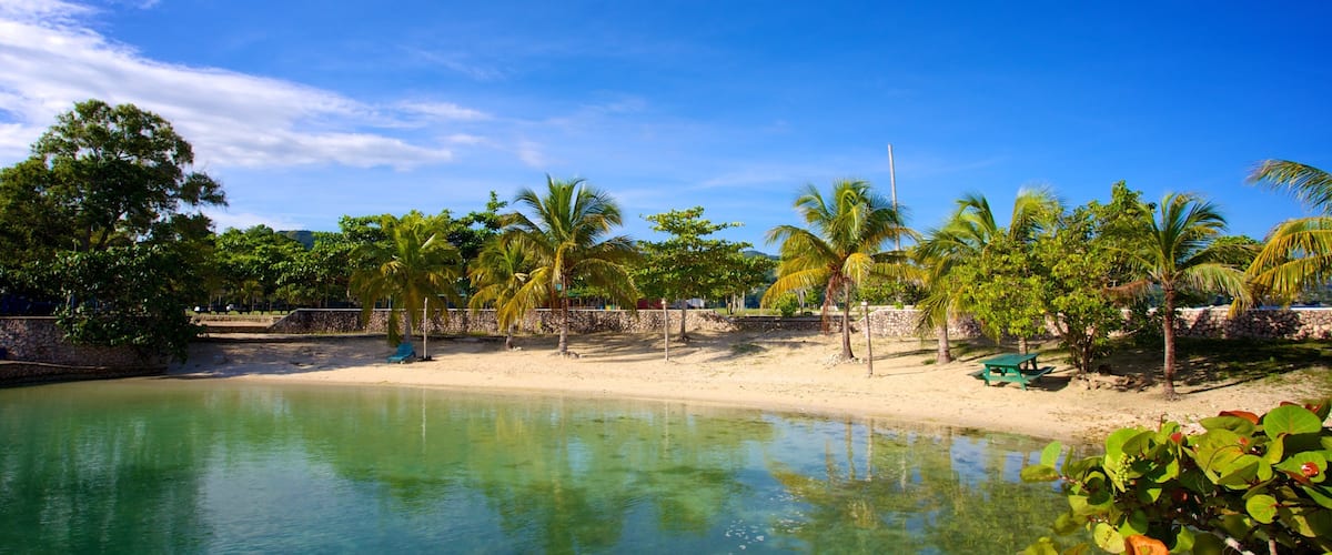 Plage James Bond mettant en vedette plage de sable et scĂšnes tropicales