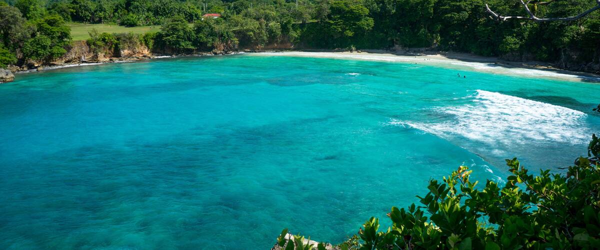 Meeresblick auf den Boston Beach von den Klippen an der Küste von Jamaika Portland