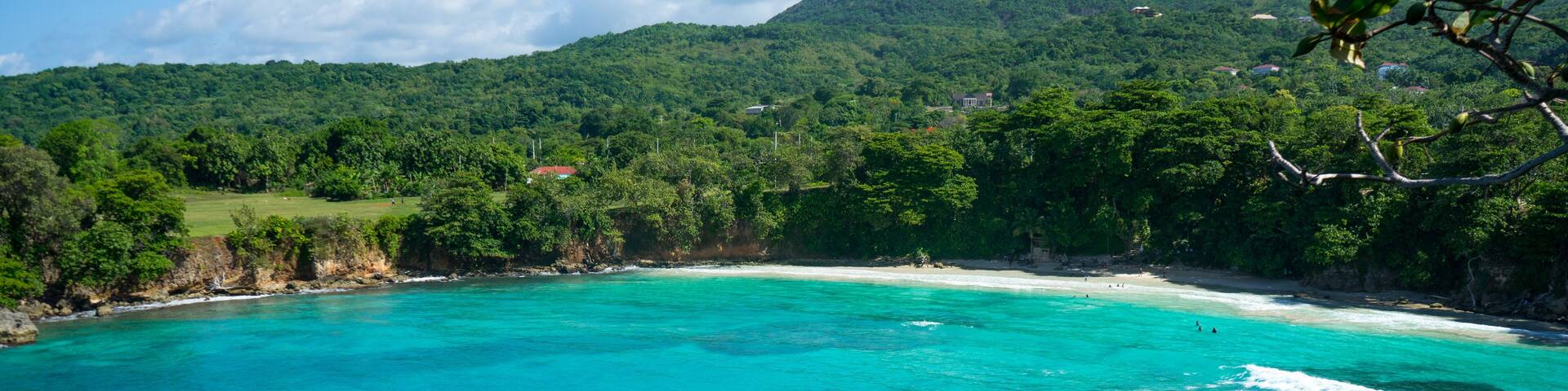 Meeresblick auf den Boston Beach von den Klippen an der Küste von Jamaika Portland