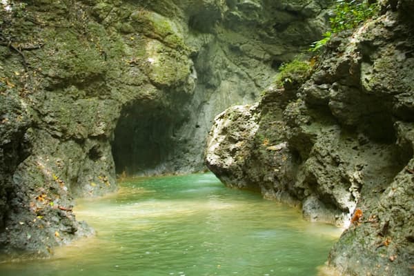 Somerset Falls mit einem Fluss oder Bach und Höhlen