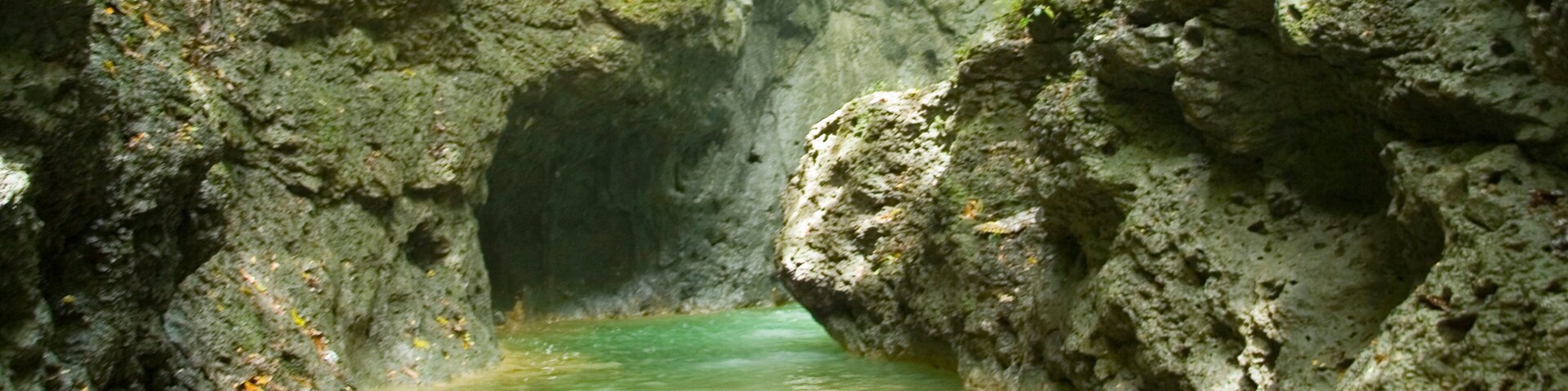 Somerset Falls mit einem Fluss oder Bach und Höhlen