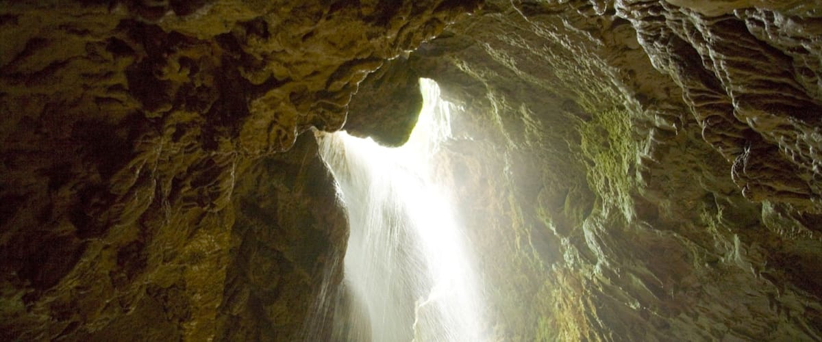 Somerset Falls which includes caves, mist or fog and landscape views