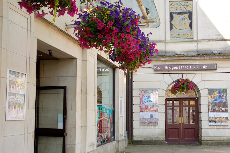 Un edificio con un cartel anunciando el Swansea Grand Theatre y la presentación de Kevin Bridges (edad recomendada: 14+) el 1 y 2 de julio.
