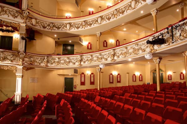 Grand Theatre mit einem Theater und Innenansichten