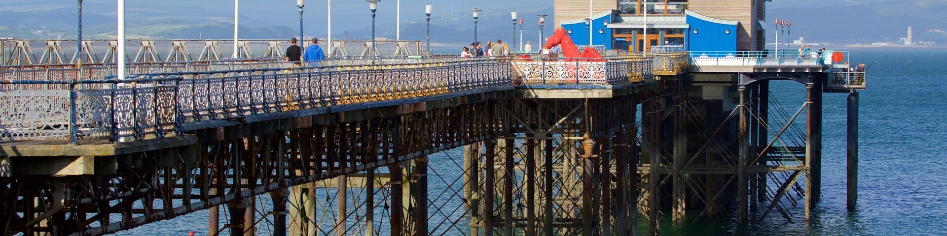 Un muelle con una estación de botes salvavidas y un gran edificio de madera.