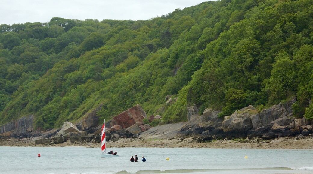 Oxwich Bay Beach mostrando paisagens litorâneas e cenas de floresta