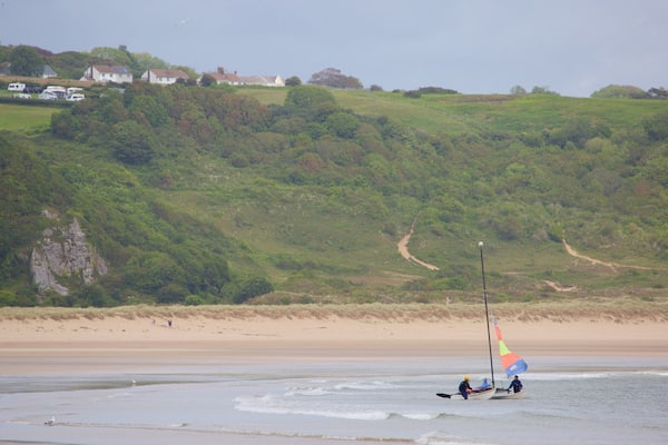 Oxwich Bay Beach welches beinhaltet Sandstrand und Bucht oder Hafen