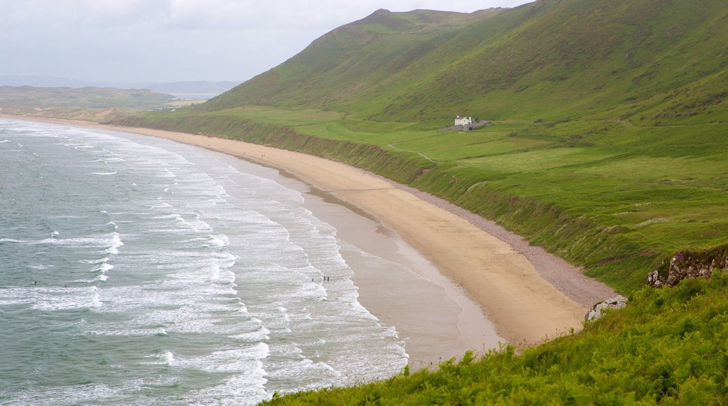 Playa de Rhossili ofreciendo una bahía o puerto, vistas de paisajes y una playa de arena