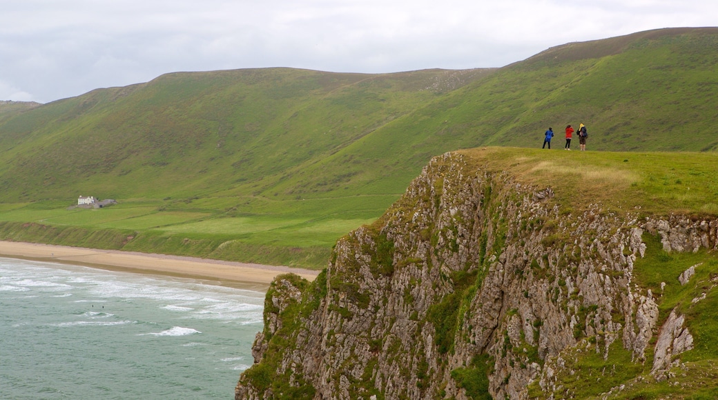 Playa de Rhossili que incluye vistas generales de la costa, una playa y montañas